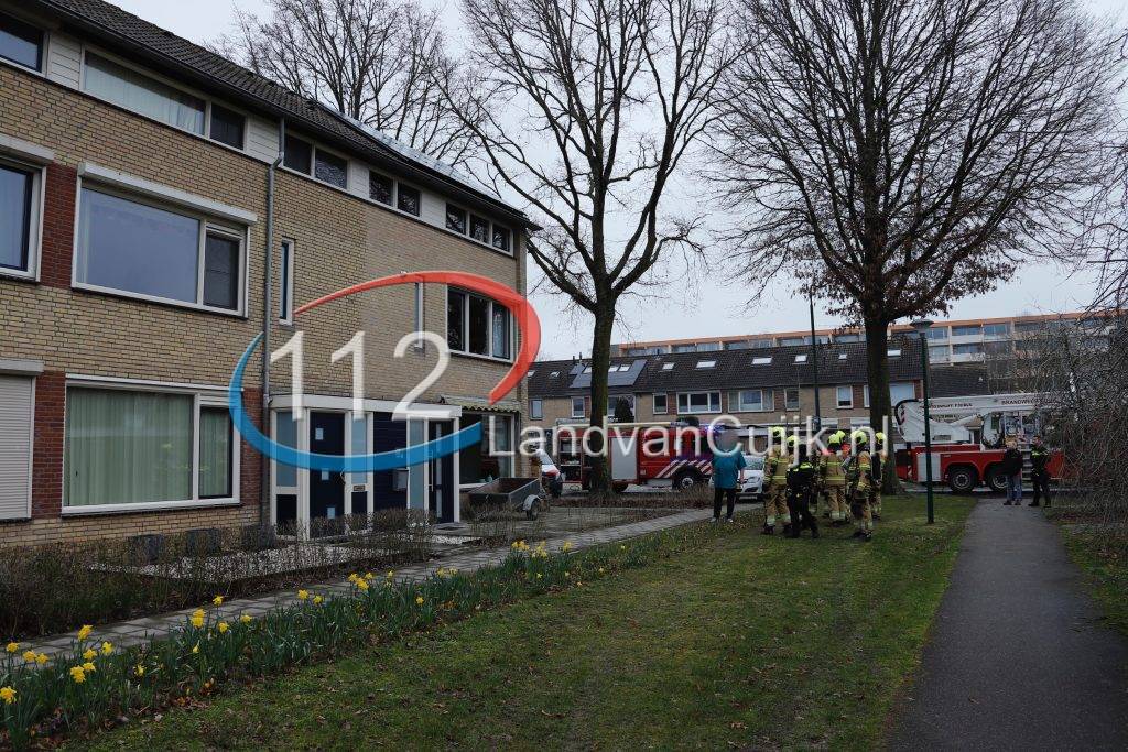 Brandweer blust beginnende zolderbrand