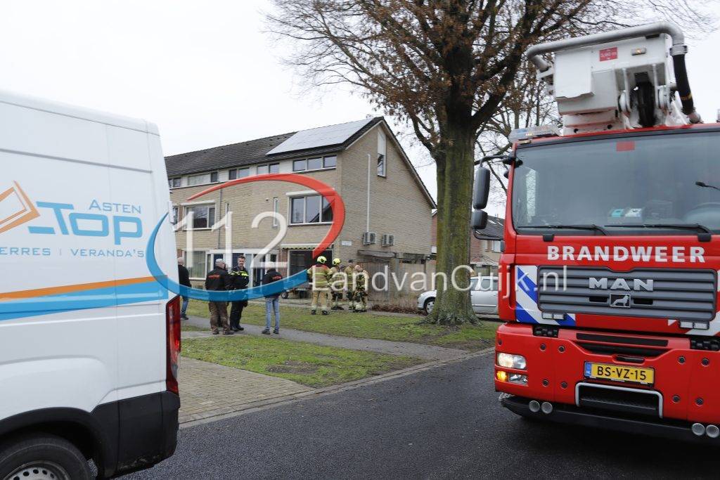 Brandweer blust beginnende zolderbrand