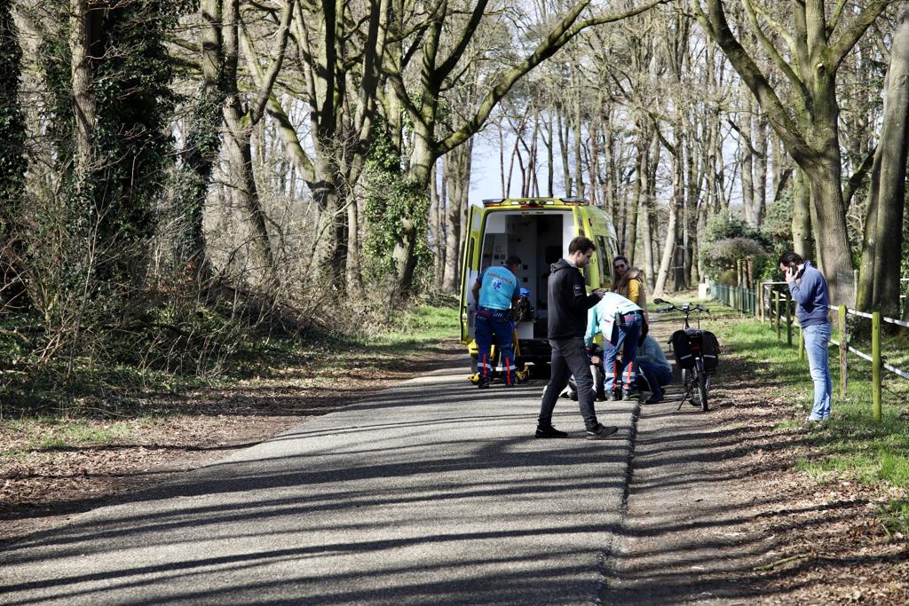 Oudere man loopt hoofdwond op na val met fiets in Overloon