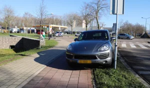 Fietsster raakt gewond aan voet door botsing met auto in Boxmeer
