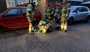 Brandweer zoekt naar bron benzinelucht uit riool in Boxmeer