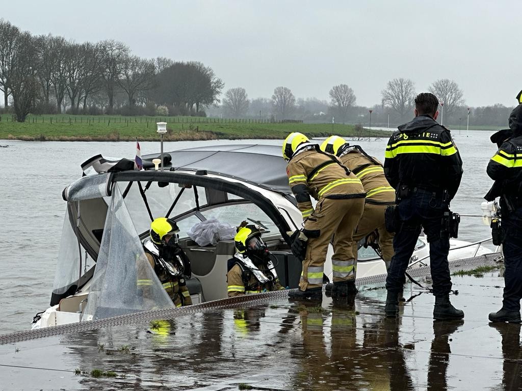 Twee personen onwel op boot in Cuijk