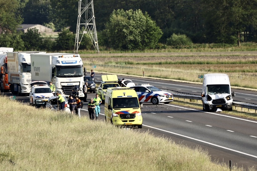 Automobilist gewond door botsing met bedrijfsbusje op A73