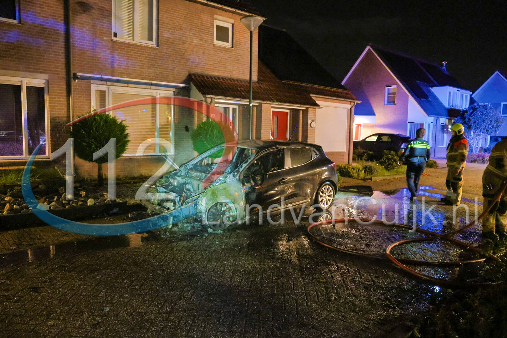 Auto volledig uitgebrand aan de Hoge Akker in Rijkevoort
