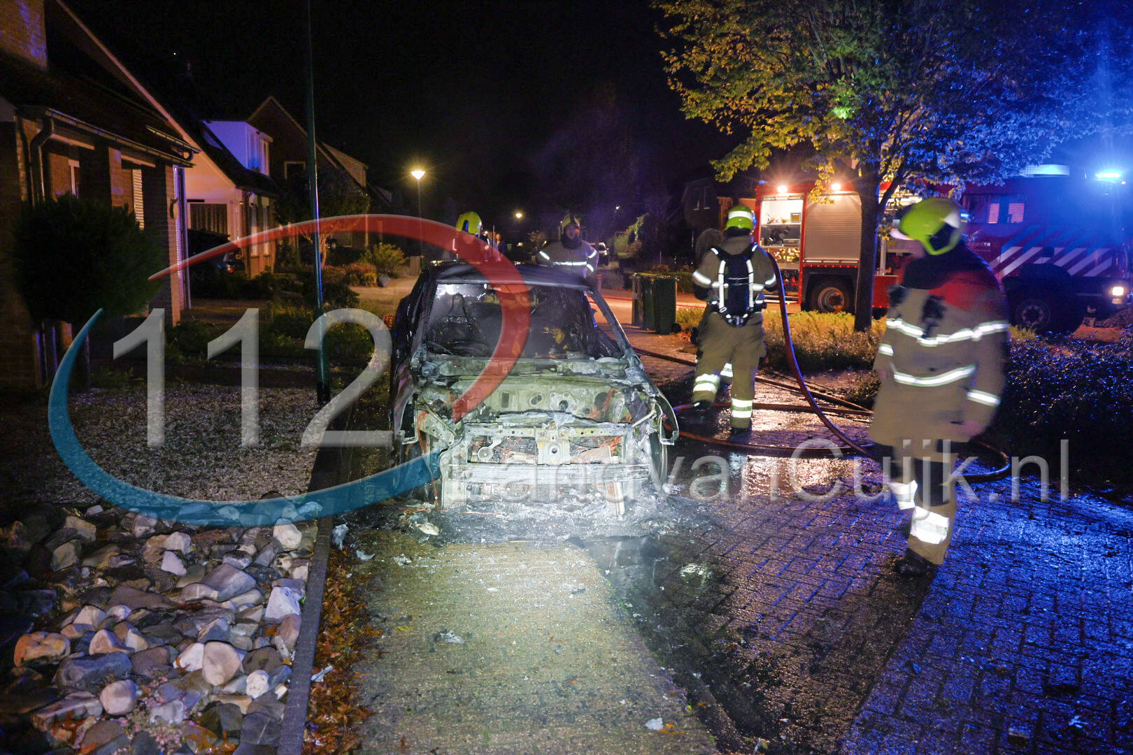Auto volledig uitgebrand aan de Hoge Akker in Rijkevoort
