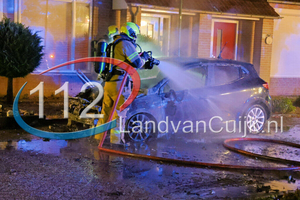 Auto volledig uitgebrand aan de Hoge Akker in Rijkevoort
