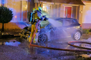 Auto volledig uitgebrand aan de Hoge Akker in Rijkevoort