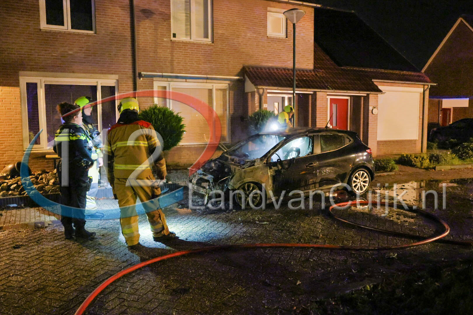 Auto volledig uitgebrand aan de Hoge Akker in Rijkevoort