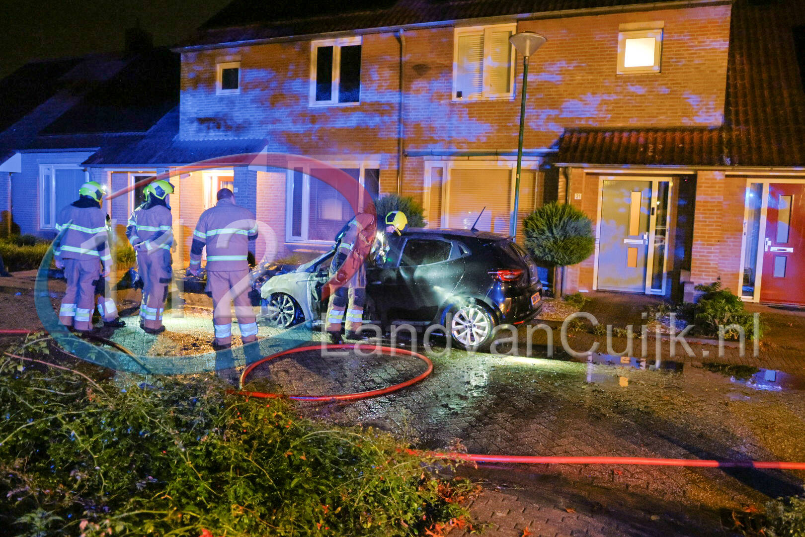 Auto volledig uitgebrand aan de Hoge Akker in Rijkevoort