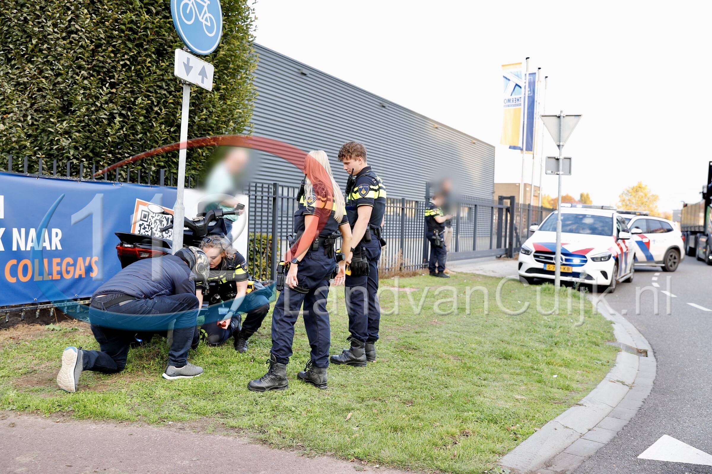 Aanrijding tussen auto en scooter op kruispunt De Lange Beijerd en Van Galenweg