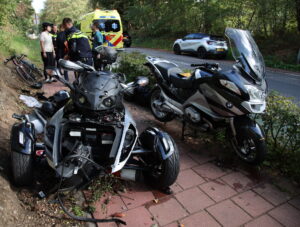 Man en vrouw gewond bij botsing tussen Can-Am en motor op Groesbeekseweg in Mook