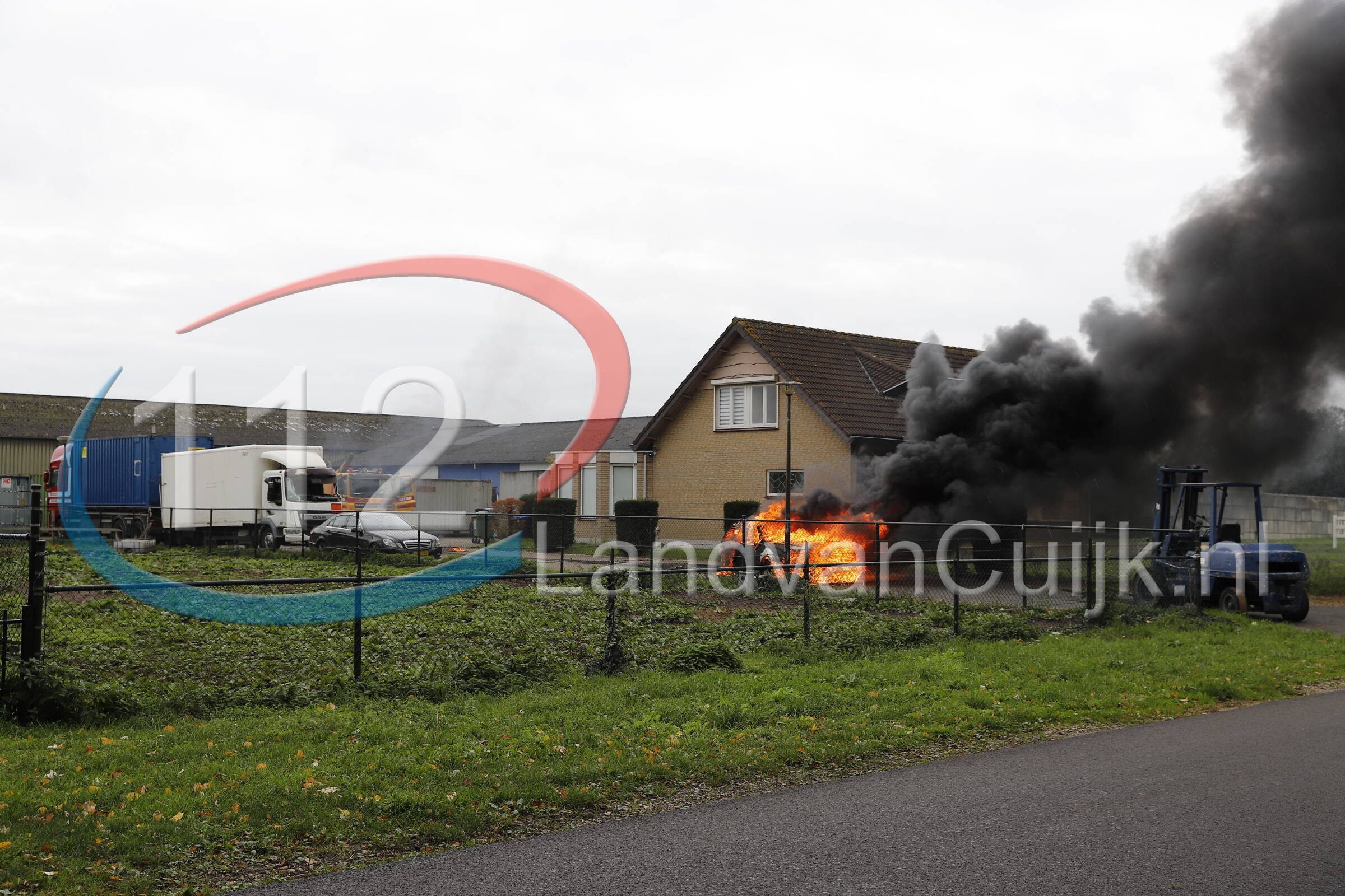 Auto vliegt in brand bij demontagebedrijf in Rijkevoort, eigenaar lichtgewond