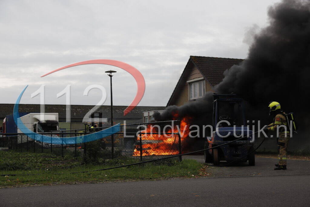 Auto vliegt in brand bij demontagebedrijf in Rijkevoort, eigenaar lichtgewond