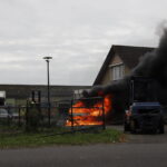 Auto vliegt in brand bij demontagebedrijf in Rijkevoort, eigenaar lichtgewond