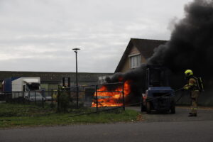 Auto vliegt in brand bij demontagebedrijf in Rijkevoort, eigenaar lichtgewond