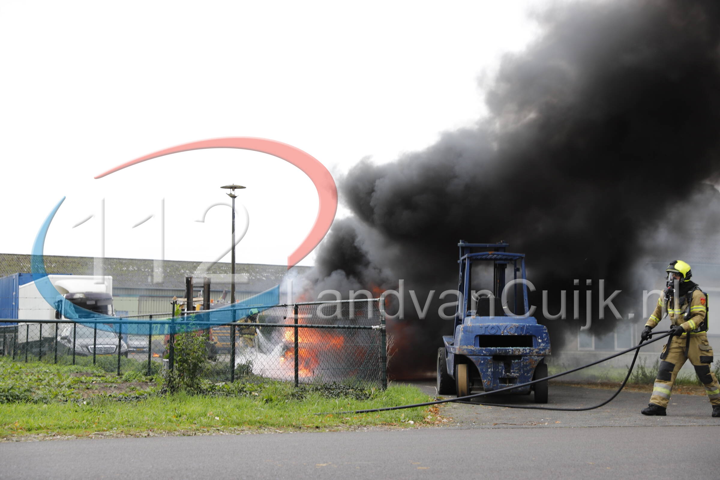 Auto vliegt in brand bij demontagebedrijf in Rijkevoort, eigenaar lichtgewond