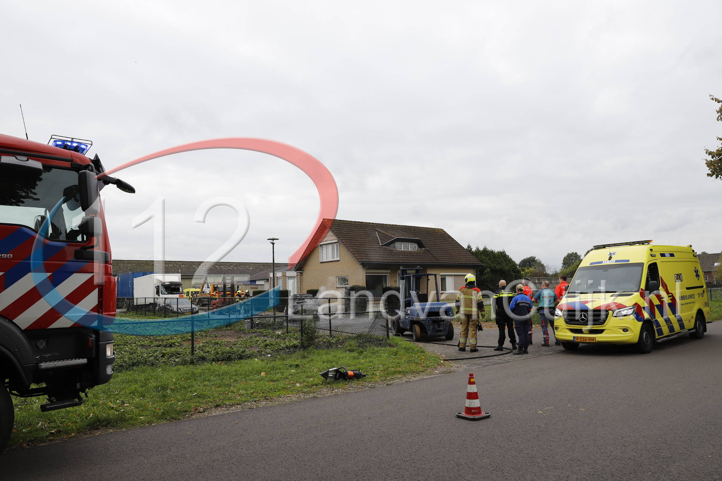 Auto vliegt in brand bij demontagebedrijf in Rijkevoort, eigenaar lichtgewond