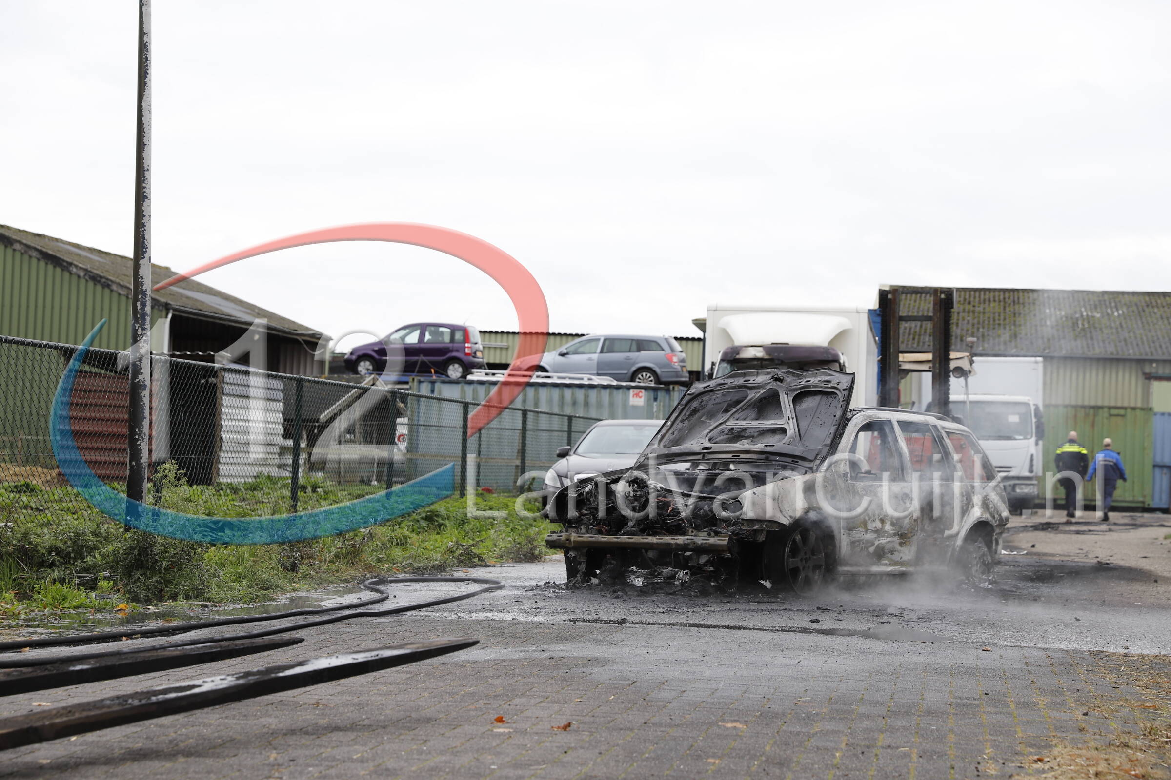 Auto vliegt in brand bij demontagebedrijf in Rijkevoort, eigenaar lichtgewond
